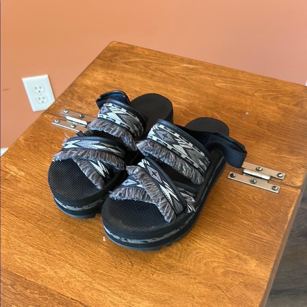 TEVA black and gray patterned women’s sporty sandals